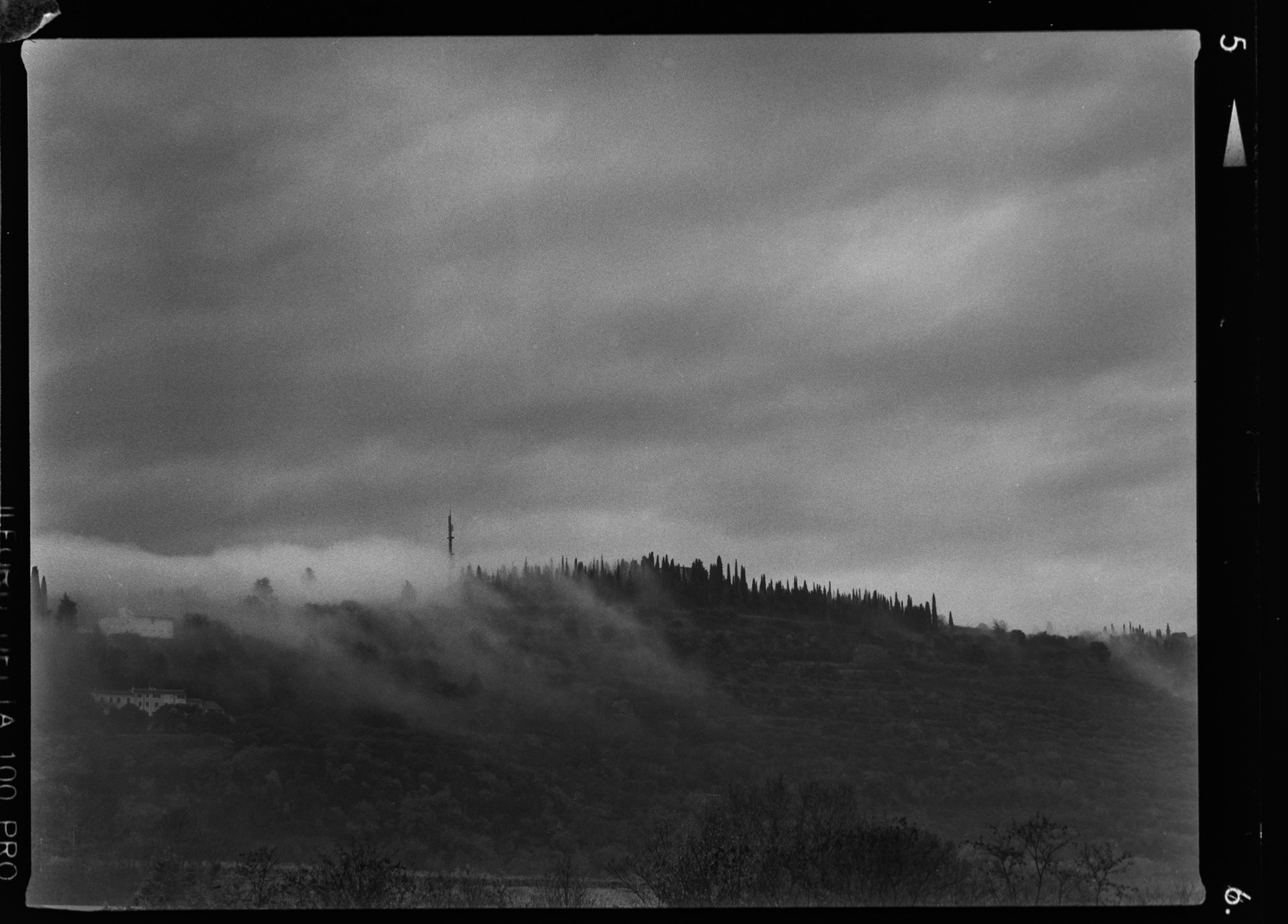 Nuvole sul monte, fotografia a pellicola
